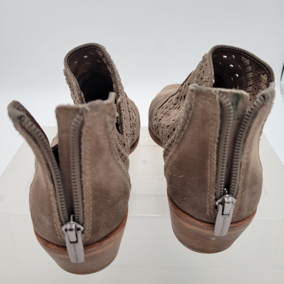 Womans Vince Camuto Prasata Tan Suede Cut out Ankle Booties ZIp Back Size 8/38 - Picture 6 of 14